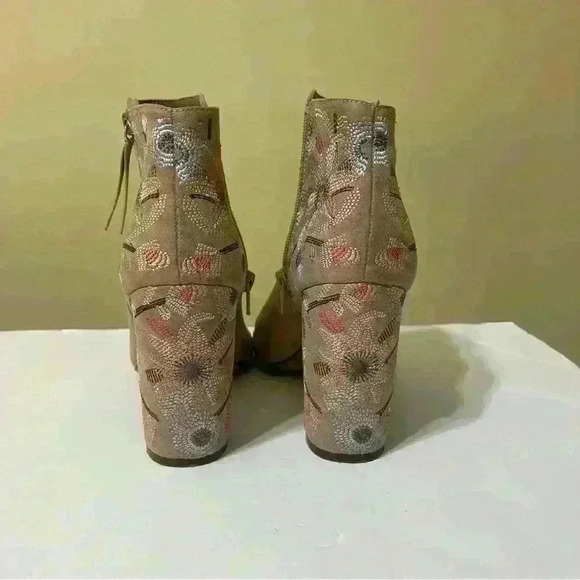 Women's SO Beige Suede Embroidered Open Toe Booties Size 9.5 Boho Floral outdoor - Picture 8 of 13